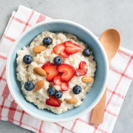 Porridge cu Afine, Căpșuni și Migdale